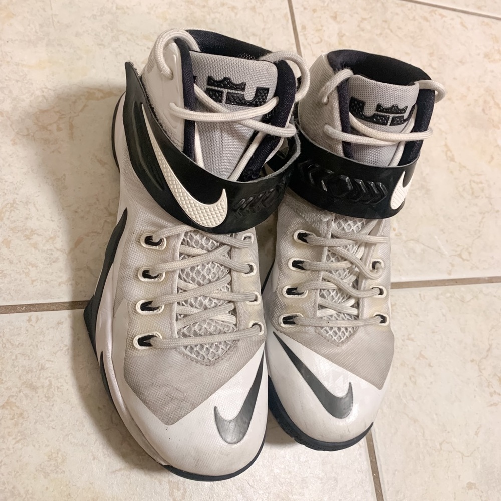 Nike Lebrun James Zoom Soldier 8 Basketball Shoes
